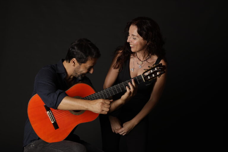 Rocío Rosado y Santiago Moreno tocando guitarra. Dúo musical flamenco.