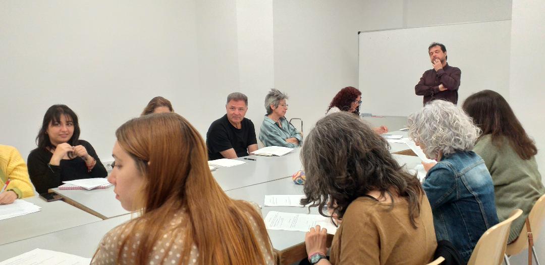 Laboratorio de escritura creativa en San Julián. Taller de poesía y relato breve con participantes en mesa.